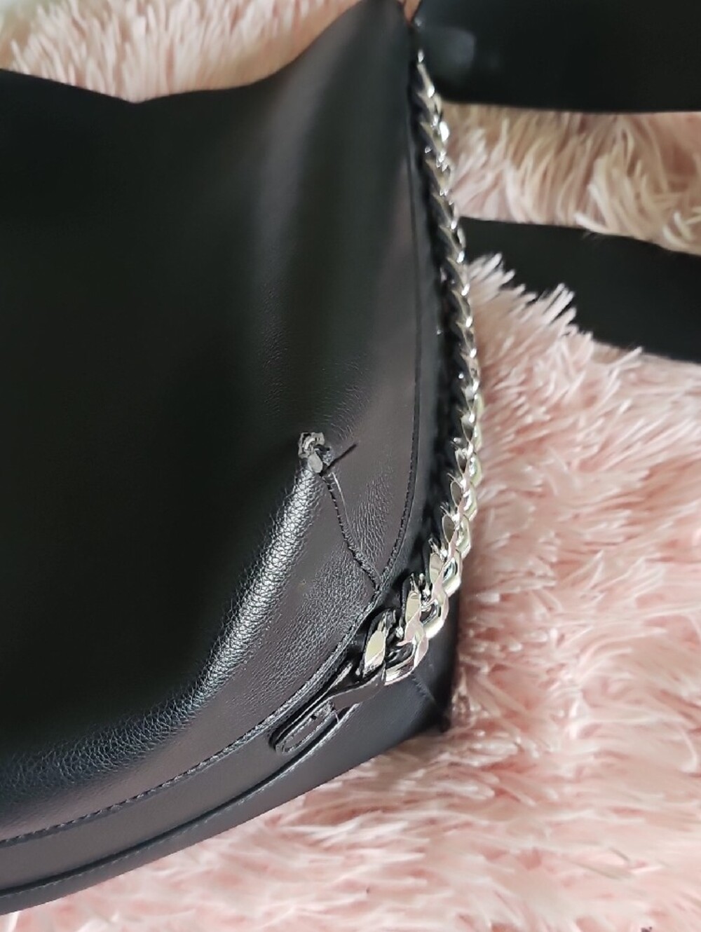 Sleek Black Leather Crossbody Bag with Silver Chain Accent - Picture 6 of 8